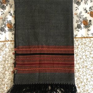 Woolen kullu stole shawl.  Gray color